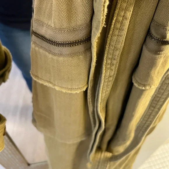 FREE PEOPLE TAN TRENCH COAT… SIZE MEDIUM… OVERSIZED FIT… EXCELLENT LIKE NEW…